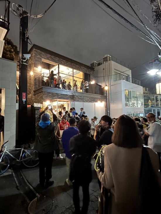 디스이즈네버댓 도쿄매장 오픈 첫날, 현지 고객이 대거 몰렸다.(제이케이앤디 제공)