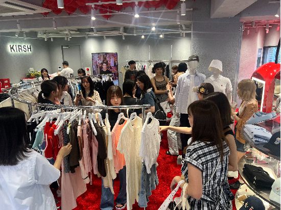 키르시가 올해 7월 도쿄 하라주쿠에 플래그십 스토어를 낼 당시 매장 현장. 일본 고객으로 인산인해를 이뤘다.(하이라이트브랜즈 제공)