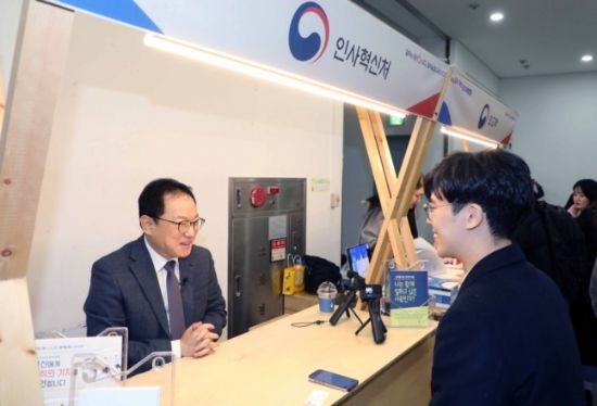 공직박람회에서 대학생과 직접 상담 중인 김승호 인사혁신처장. (인사혁신처 제공)
