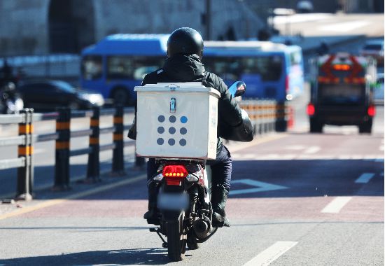 서울 지역에서 운행 중인 라이더의 모습. (출처=연합뉴스)