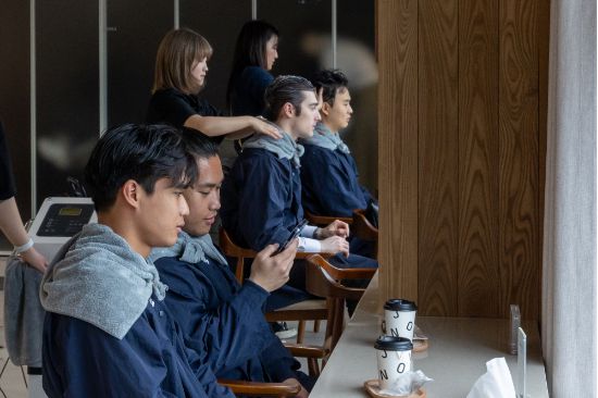 준오헤어 명동스트리트점을 찾은 외국인 고객들이 두피·모발 케어 서비스를 받고 있다. (윤관식 사진기자)