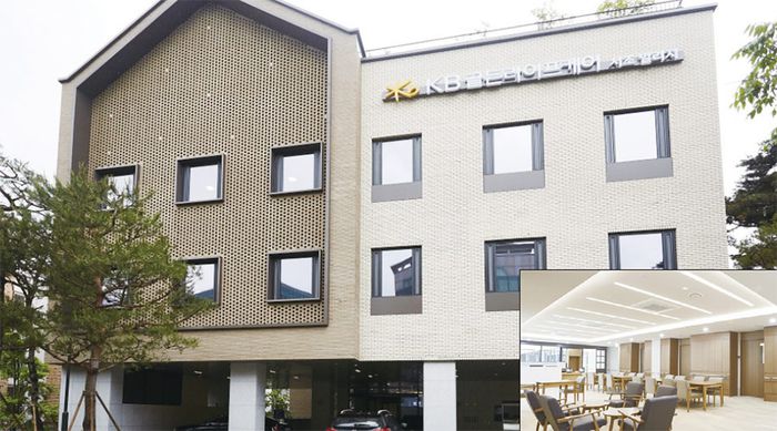 ‘KB골든라이프케어 서초빌리지’ 외관과 공용 거실 모습. (KB라이프생명 제공)