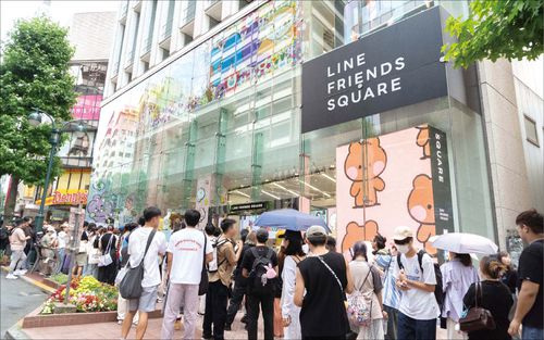 라인프렌즈 스퀘어 시부야점 앞에서 입장을 기다리는 팬들의 모습. (IPX 제공)