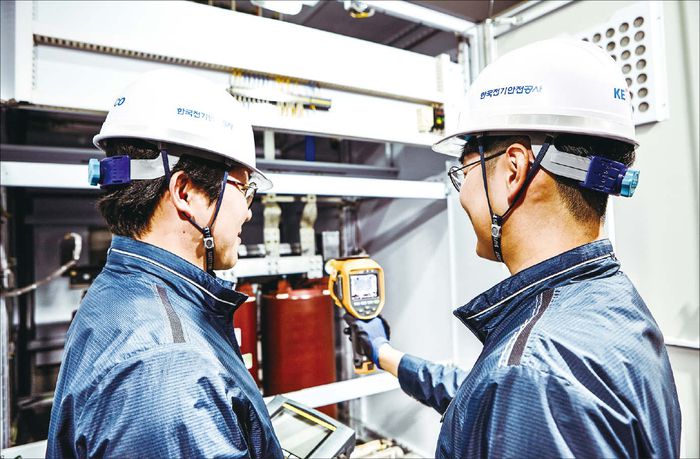 CEO는 안전대책을 정교화한 안전보건관리체계를 구축해야만 한다. 사진은 시설을 점검 중인 한국전기안전공사 직원 모습. (한국전기안전공사 제공)