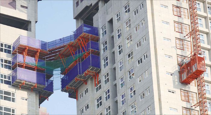 건설 현장은 중대재해 사고가 자주 발생하는 장소 중 하나다. 하도급, 도급, 원청과 하청 등 계약 관계도 복잡해 사업주는 관심을 기울여야 한다. (매경DB)