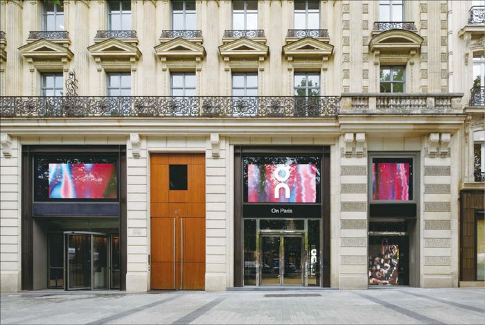 온러닝 주요 제품을 신고 뛰는 러너들의 모습(위). 온러닝 파리 매장 전경(아래). (온홀딩 제공)