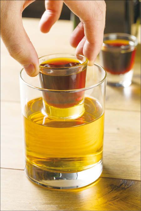 소통과는 아무 상관없는 한국의 ‘폭탄주’. 술 마신 다음 날 ‘아무 기억도 나지 않는다’는 고백은 ‘당신과 술 마신 것은 결코 기억하고 싶지 않아!’라는 뜻이다.