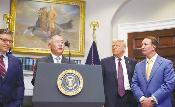 정의선 현대자동차그룹 회장이 미국 워싱턴DC 백악관 루스벨트룸에서 도널드 트럼프 미국 대통령, 마이크 존슨 미 하원의장, 제프 랜드리 루이지애나 주지사가 지켜보는 가운데 210억달러(약 31조원) 규모의 대미 투자계획을 발표하고 있다.  (로이터=연합뉴스)