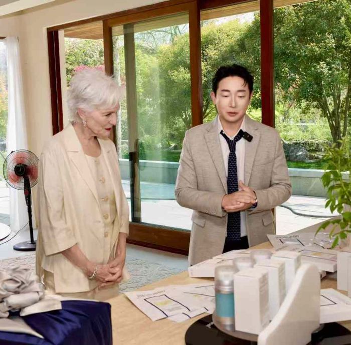 오가나셀 화장품 모델에 기용된 메이 머스크(좌)와 화장품 브랜드 창업자 오가나 원장(오가나셀 제공)