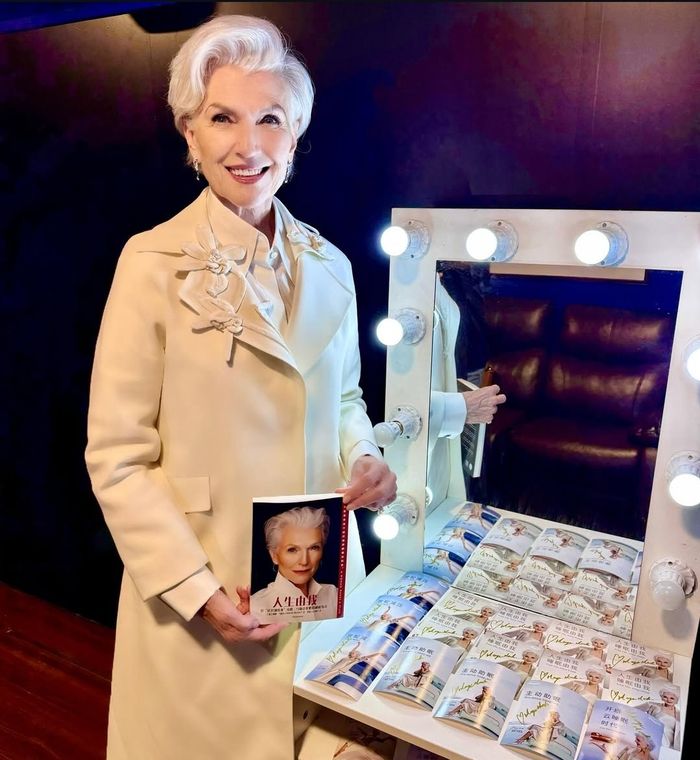 지난해 중국 상하이에서 열린 국제 행사에서 본인의 중국판 책을 들고 포즈를 취하고 있는 메이 머스크(메이 머스크 인스타 계정 캡처)