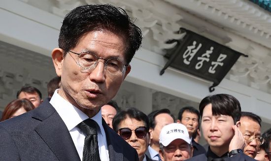 김문수 국민의힘 대선 후보가 4일 서울 동작구 국립서울현충원을 찾아 현충탑에 참배를 마친 뒤 취재진에 발언하고 있다. (사진=연합뉴스)