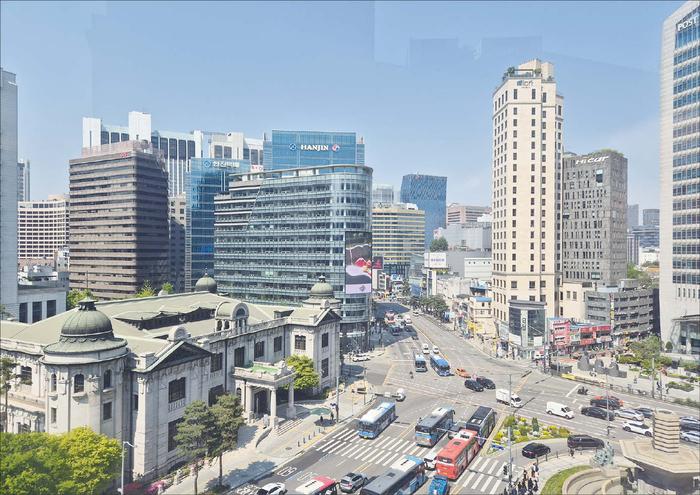 옥상 정원에서 내려다본 한국은행 앞 사거리 풍경. 근대 건물과 현대 고층 빌딩 조화가 인상적이다. (나건웅 기자)