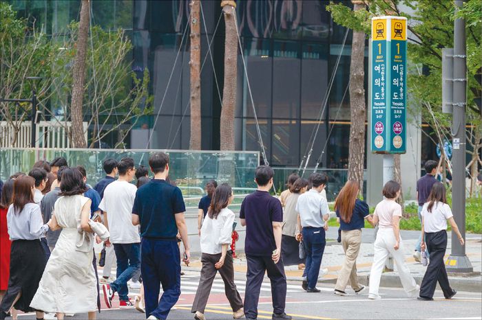 더불어민주당과 국민의힘 모두 주 4.5일제를 공약으로 내걸며 21대 행정부에서 노동 시간 단축이 뜨거운 감자로 떠오를 전망이다. 사진은 여의도 직장인. (매경DB)