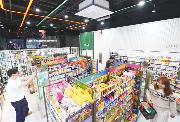 편의점 업계는 특화 매장과 점포 리뉴얼로 승부수를 띄웠다. 왼쪽은 지난해 10월 CU가 선보인 엔터테인먼트 특화 점포 ‘뮤직 라이브러리’. 아래 사진은 세븐일레븐이 최근 내놓은 새 콘셉트 매장 ‘뉴웨이브 대전둔산점’. (각 사 제공)