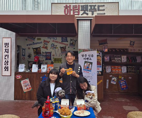 팝업스토어 ‘멍치킨상회’에서 체험을 즐기고 있는 참가자들.