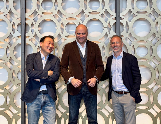 장석재 한국법인 대표(좌), 데이비드 본사 COO, 에메릭 위다르 본사 대표(우).(아르티리스 제공)