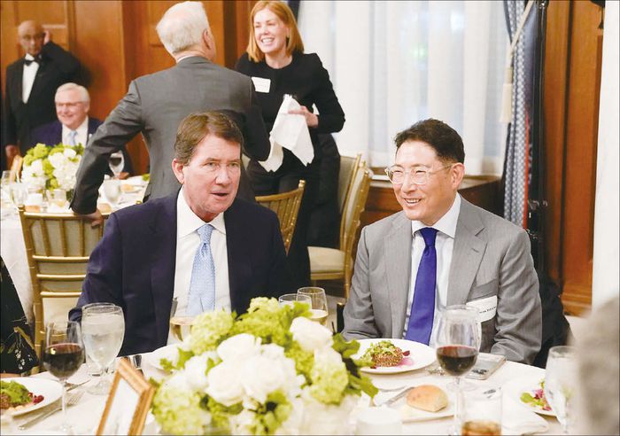 조현준 효성그룹 회장이 지난 3월 말 미국 워싱턴DC에서 열린 체리블라썸 정책 서밋에 참석해 빌 해거티 미 상원의원(공화·테네시주)과 환담을 나누고 있다. (효성 제공)