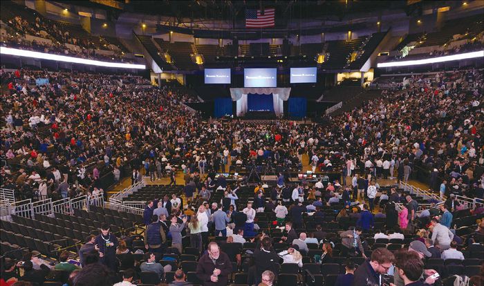 워런 버핏 버크셔해서웨이 회장 겸 최고경영자(CEO·95)는 제60회 연례 주주총회에서 주주 4만여명이 운집한 가운데 은퇴를 선언했다. 참석자들은 이내 박수로 60년 투자 현역의 은퇴를 축하했다. (AP=연합뉴스)