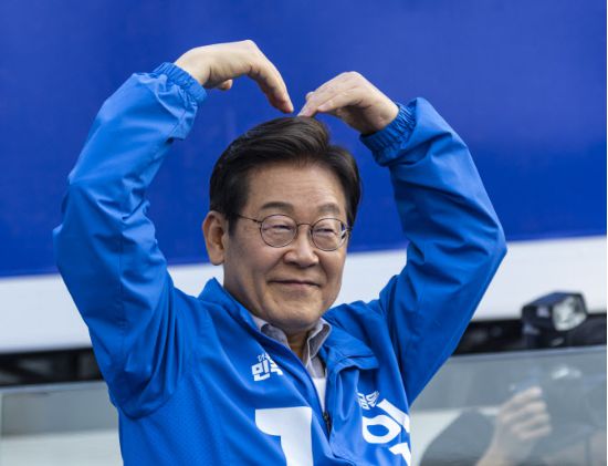 이재명 더불어민주당 대선 후보가 28일 서울 왕십리역 광장에서 열린 성동구·동대문구 집중 유세에서 연설을 마친 뒤 무대를 떠나며 큰 하트를 그려 보이고 있다. (사진=연합뉴스)
