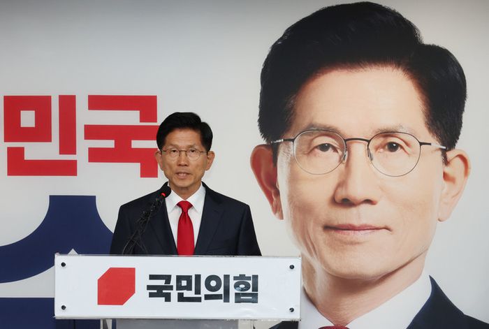 김문수 국민의힘 대통령 후보가 4일 오전 서울 여의도 중앙당사에서 제21대 대통령선거 결과에 대한 승복 입장을 밝히며 기자회견을 하고 있다. (연합뉴스)