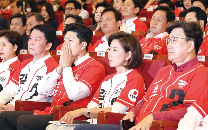 김용태 국민의힘 비상대책위원장이 지난 6월 3일 서울 여의도 국회도서관에 마련된 국민의힘 제21대 대통령선거 개표상황실에서 방송사 출구조사 결과를 지켜보고 있다. (연합뉴스)