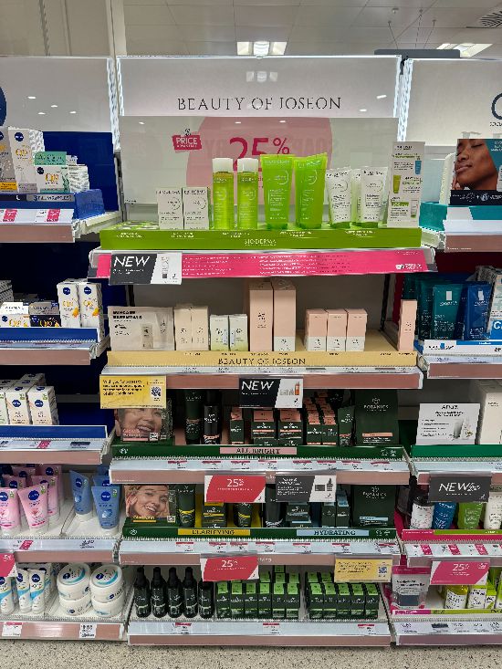 영국 부츠 매장에 전시된 조선미녀 등 K뷰티 제품(부츠 제공)