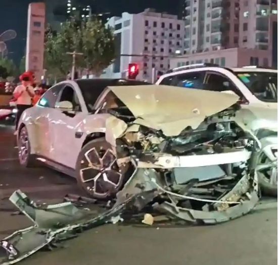 6월 11일 중국 허난성 정저우에서 사고를 낸 차량의 모습. (출처=웨이보 갈무리)