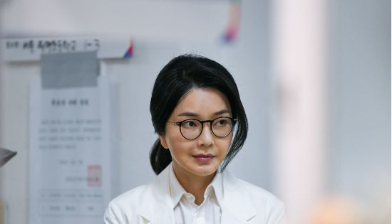 윤석열 전 대통령 배우자 김건희 여사가 제21대 대통령 선거일인 3일 서울 서초구 원명초등학교에 마련된 서초4동제3투표소에서 투표하기 위해 줄을 서고 있다.(사진=연합뉴스)