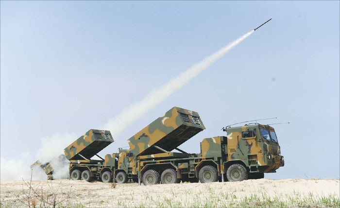 국제 정세가 불안해지자 한국 방산 업체들이 수혜를 입을 것이란 전망이 나온다. 한화에어로스페이스의 다연장로켓 ‘천무’.  (한화에어로스페이스 제공)