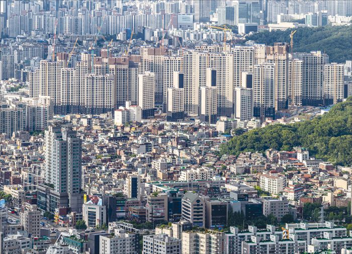 최근 5년간 서울 강남권 빌라 매매 가격 상승률이 강북권 아파트 상승률을 크게 앞선 것으로 나타났다. 사진은 재건축 사업이 곳곳에서 진행 중인 방배동 단독주택과 빌라촌. (윤관식 기자)