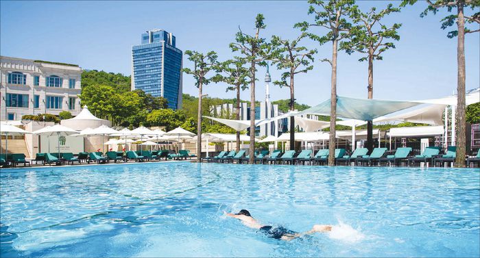 반얀트리 호텔을 비롯한 서울 호텔들은 웰니스 패키지를 강화해 적극 운영 중이다. 사진은 반얀트리 호텔 내 수영장 모습. (반얀트리 호텔 제공)