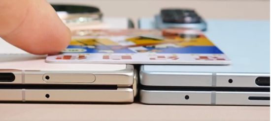 삼성전자의 ‘갤럭시Z 폴드7(오른쪽)’과 아너의 ‘매직 V5’의 실제 두께를 비교하는 영상. (사진=X(옛 트위터) 갈무리)