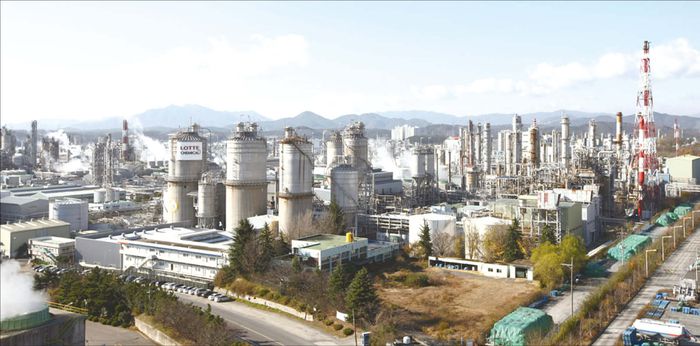 석유화학 업체들은 나프타분해설비(NCC) 통합 등 자구책을 진행 중이다. 사진은 롯데케미칼 울산공장. (롯데케미칼 제공)