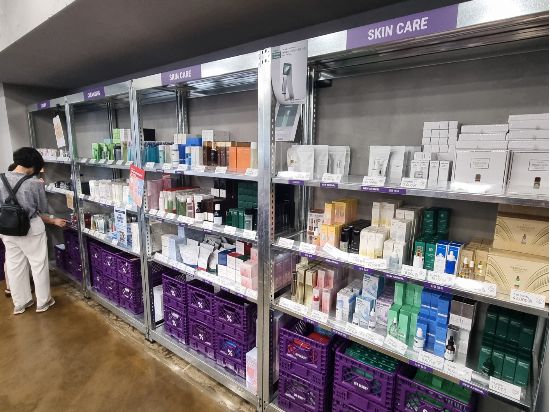 오프뷰티 매장 안 매대.