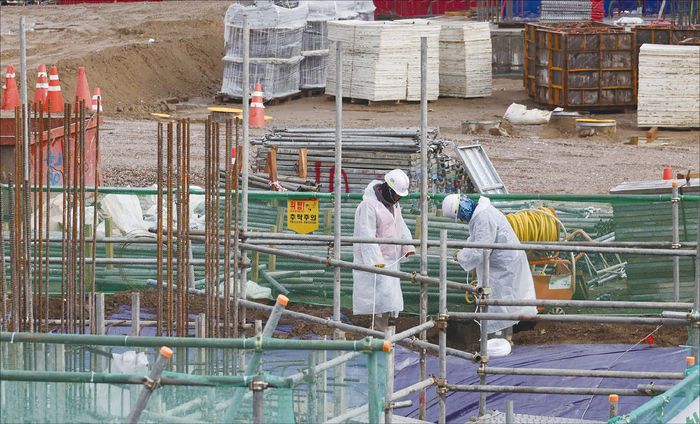 산재 사망사고 중 가장 높은 비중을 차지하는 업종은 건설업이었다. 공정 자체가 위험하고, 하도급과 재하도급 등의 관리가 어려운 게 원인으로 꼽힌다. 사진은 수도권 아파트 공사현장 사진. (매경DB)