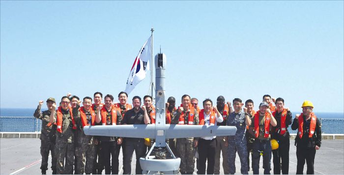 쉴드AI V-BAT은 우크라이나 전쟁서 활약하며 화제를 모았다. 사진은 지난해 6월 해군 함정서 실험 중인 V-BAT 무인기 모습. (퀀텀에어로 제공)