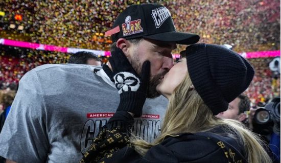 팝스타 테일러 스위프트(오른쪽)가 올해 1월 열린 NFL 아메리칸콘퍼런스 챔피언십 경기가 끝난 뒤, 연인 트래비스 켈시와 입맞춤하고 있다. (사진=AP 연합뉴스)