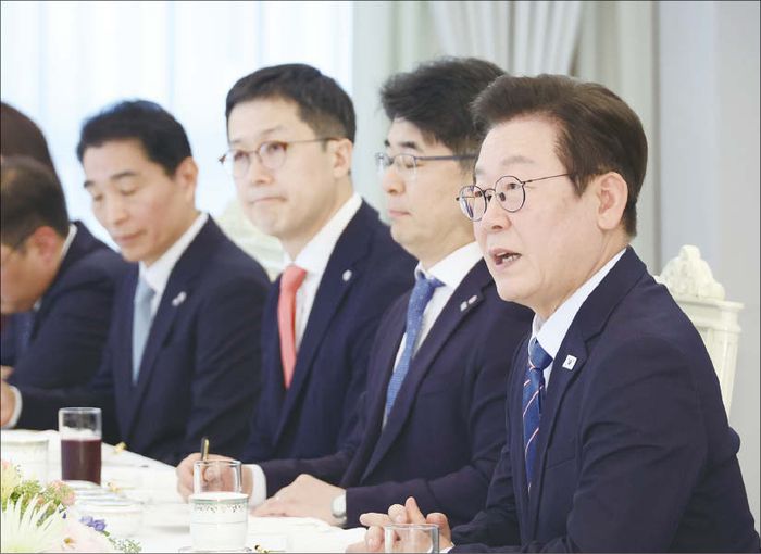 이재명 대통령이 18일 용산 대통령실에서 증권사 리서치센터장들과 간담회를 가졌다. 증권가에서는 대통령이 증권가와 소통하는 것만으로도 주가에 긍정적이라고 판단한다.  (연합뉴스)