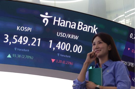 코스피가 종가 기준 역대 최고치인 3549.21로 마감한 2일 서울 중구 하나은행 딜링룸에서 딜러들이 업무를 보고 있다. (사진=연합뉴스)