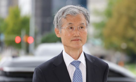 조희대 대법원장이 13일 국회 법제사법위원회 국정감사에 출석하기 위해 국회 본청으로 들어서고 있다.(사진=연합뉴스)