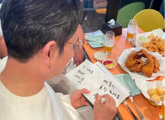 이재용 삼성전자 회장이 30일 서울 삼성동 한 치킨집에서 진행된 젠슨 황 엔비디아 최고경영자, 정의선 현대차그룹 회장과의 치맥 회동에서 한 어린이에게 사인을 해주고 있다.(사진=연합뉴스)