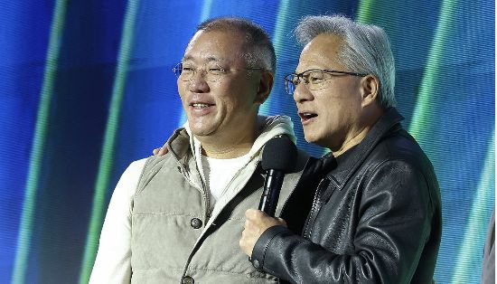 젠슨 황 엔비디아 최고경영자와 정의선 현대차그룹 회장이 30일 서울 코엑스에서 열린 엔비디아의 그래픽카드(GPU) ‘지포스’ 출시 25주년 행사에서 단상에 올라 있다.(사진=연합뉴스)