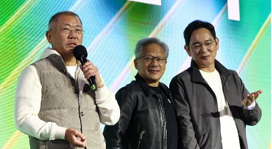 젠슨 황 엔비디아 최고경영자와 이재용 삼성전자 회장, 정의선 현대차그룹 회장이 30일 서울 코엑스에서 열린 엔비디아의 그래픽카드(GPU) ‘지포스’ 출시 25주년 행사에 참석해 있다.(사진=연합뉴스)