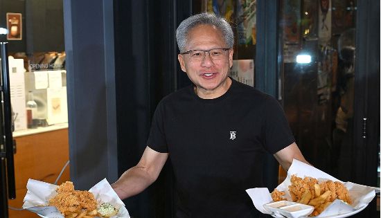 젠슨 황 엔비디아 최고경영자가 30일 서울 삼성동 한 치킨집에서 진행된 이재용 삼성전자 회장, 정의선 현대차그룹 회장과 치맥 회동 중 시민에게 치킨과 감자튀김을 나눠주고 있다.(사진=연합뉴스)