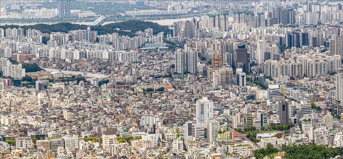 사당역과 이수역 사이 빌라 밀집지역이 대규모 아파트 단지로 탈바꿈할 전망이다. 사진은 관악산에서 바라본 사당역 인근 빌라 밀집지역.  (윤관식 기자)