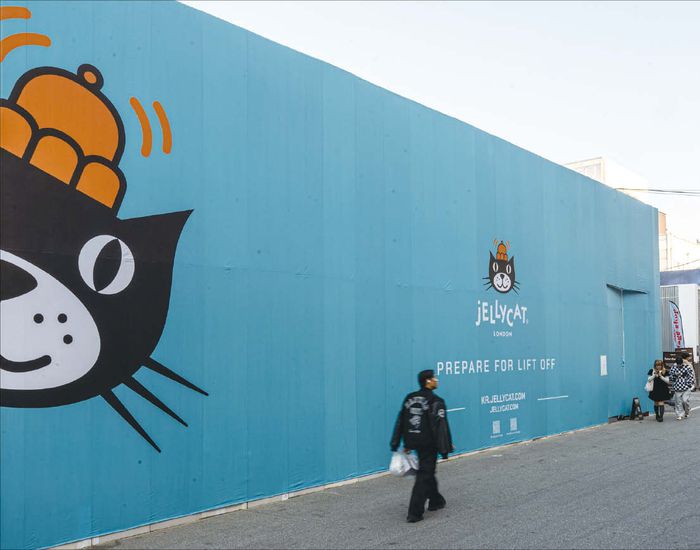 현재 성수동은 온 동네가 광고판이다. 문자 그대로 건물과 빌딩 외벽, 공사 현장마다 초대형 옥외광고가 설치돼 있다. (윤관식 기자)