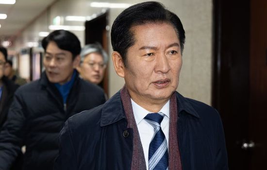 정청래 더불어민주당 대표가 4일 서울 여의도 국회에서 열린 비공개 당무위원회 참석을 위해 당대표실로 들어서고 있다. (사진=뉴스1)