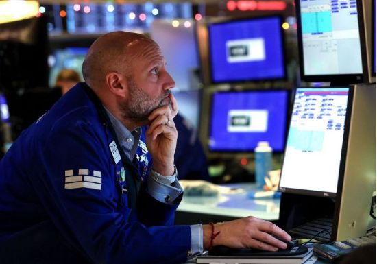 한 트레이더가 4일(현지시간) 미국 뉴욕증권거래소에서 일하고 있다. (사진=AFP연합뉴스)