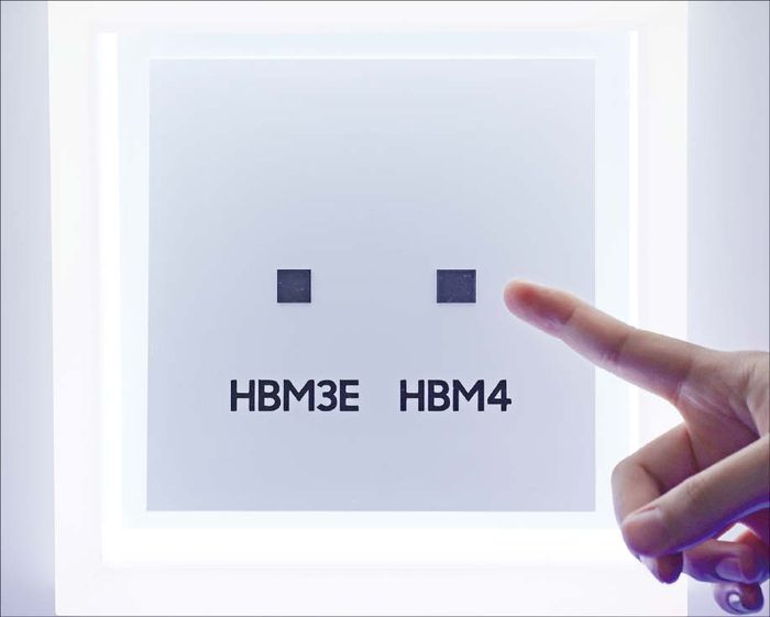 지난 10월 22일 서울 강남구 코엑스에서 열린 ‘반도체대전(SEDEX) 2025’에 마련된 삼성전자 부스에 6세대 고대역폭메모리인 HBM4와 HBM3E 실물이 전시돼 있다. (연합뉴스)