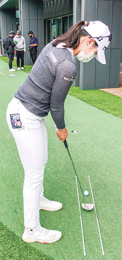 박현경은 퍼터와 일체감을 더 느끼기 위해 여전히 왼손 장갑을 착용한 채로 퍼팅을 한다. 연습 때도 마찬가지로 동일한 감각을 가져가기 위해서다. 특히 박현경은 ‘왼 손목 고정’을 중요하게 생각해 연습을 할 때 ‘왼손 퍼팅’ 연습을 수차례 하면서 감각을 몸에 익힌다. 또한 최근에는 ‘일자 스트로크’를 완벽하게 몸에 익히기 위해 얼라인먼트 스틱 두 개를 평행하게 놓고 퍼팅 연습을 하고 있다.